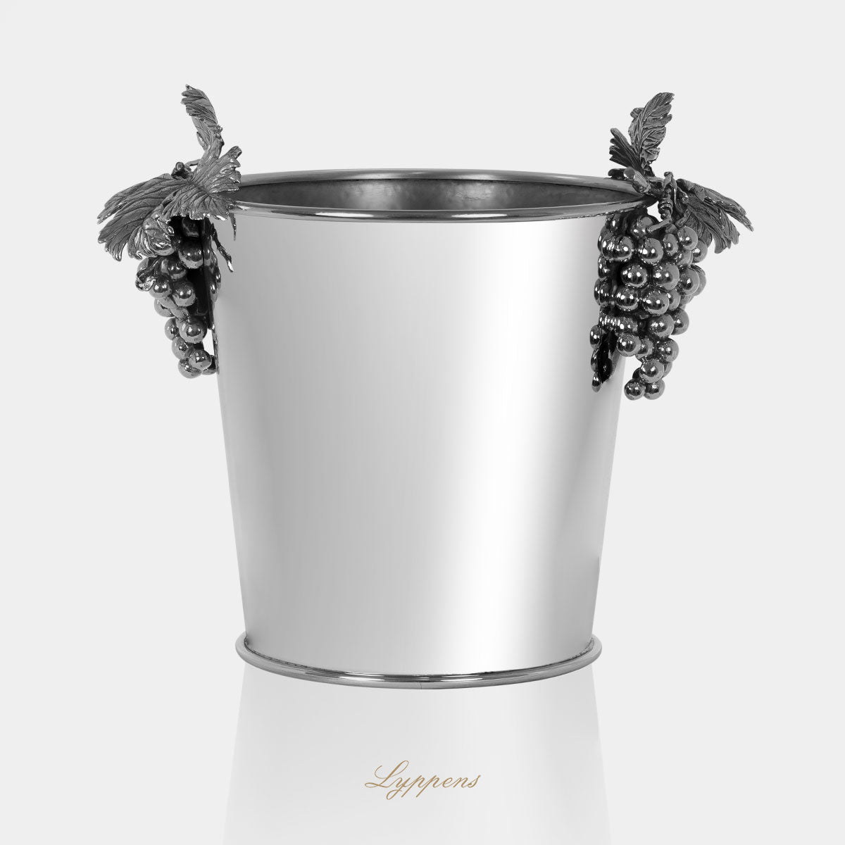 Wit bronzen champagne- wijnkoeler gedecoreerd met druiventrossen.