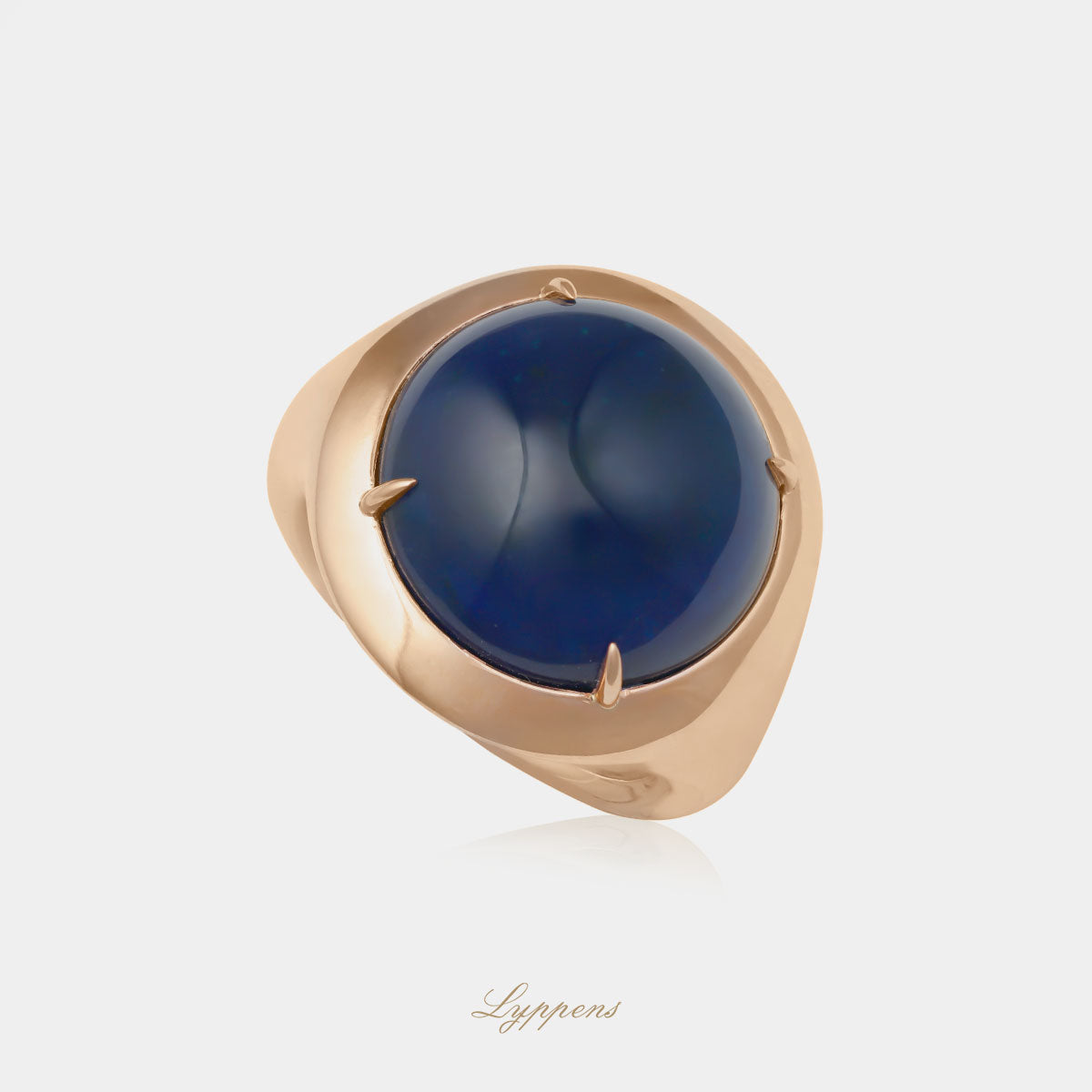 18kt roségouden ring in het midden gezet met een doublet samengesteld uit topaas en lapis lazuli.