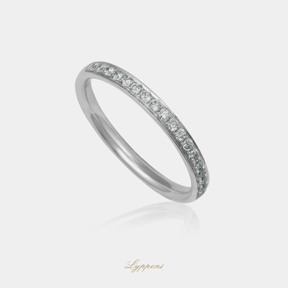 Witgouden rijring gezet met briljant geslepen diamant met een totaalgewicht van 0.20ct.