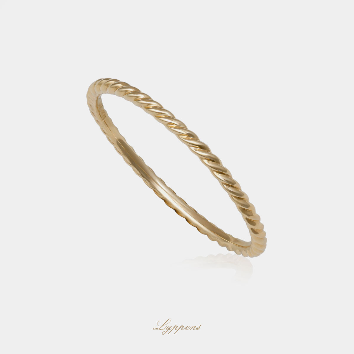 Geelgouden getorste ring met een breedte van 1.3mm.