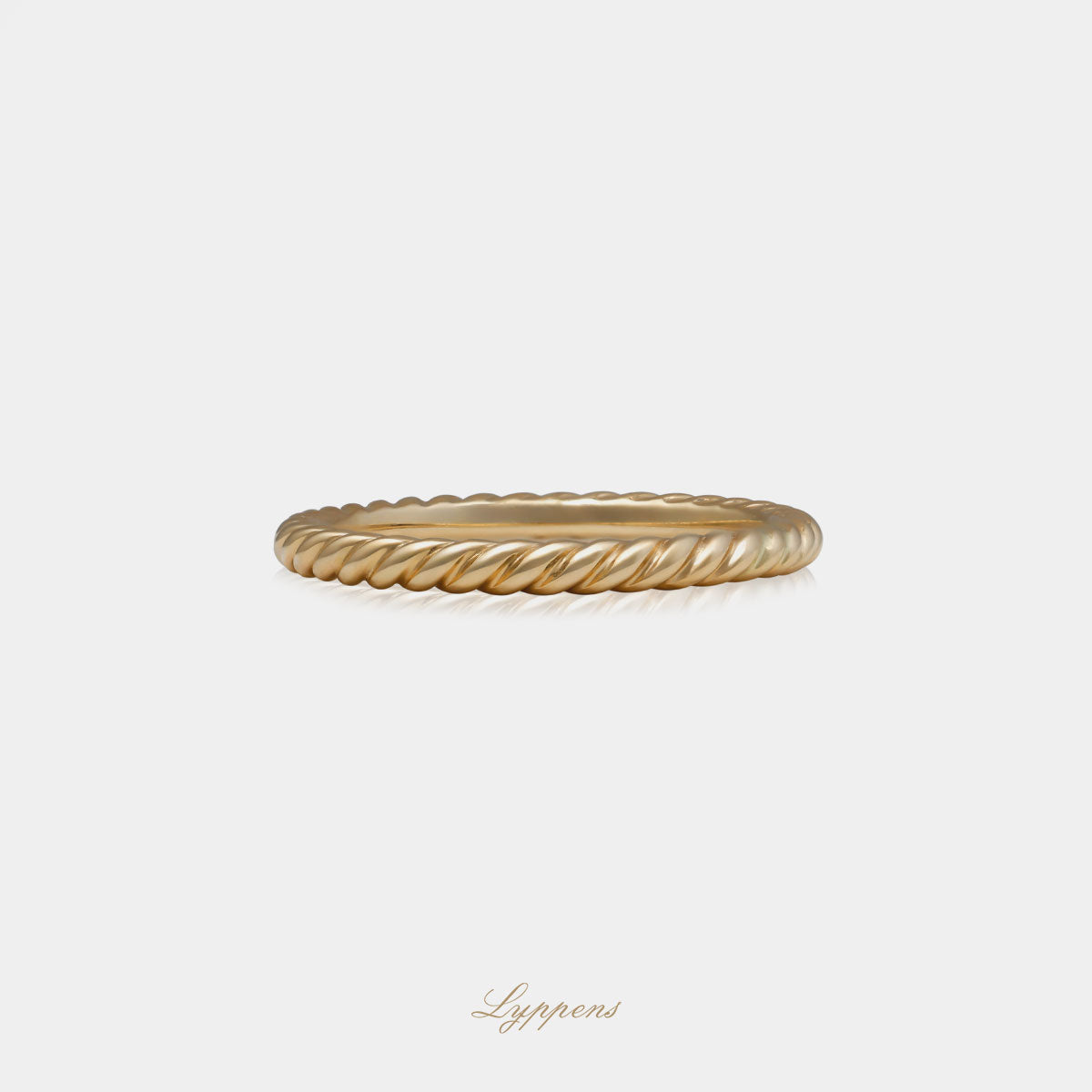 Geelgouden getorste ring met een breedte van 2.2mm.