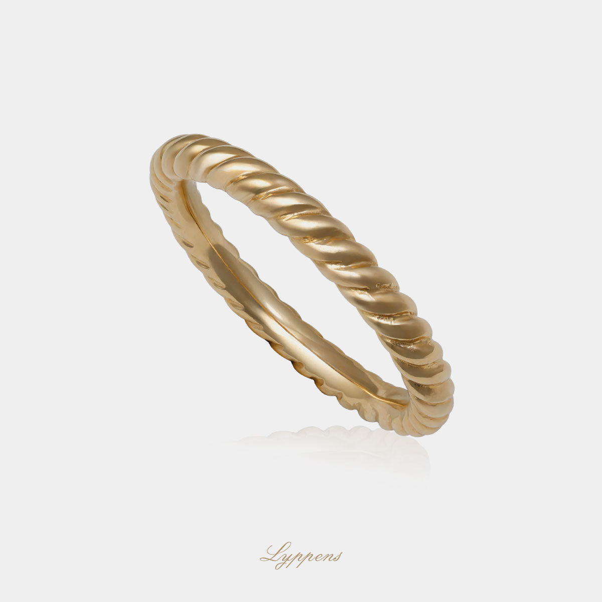 Geelgouden getorste ring met een breedte van 2.7mm.
