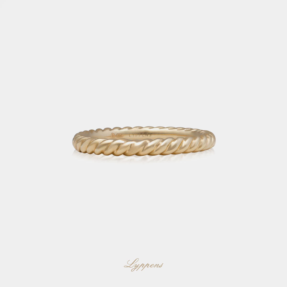 Geelgouden getorste ring met een breedte van 2.7mm.