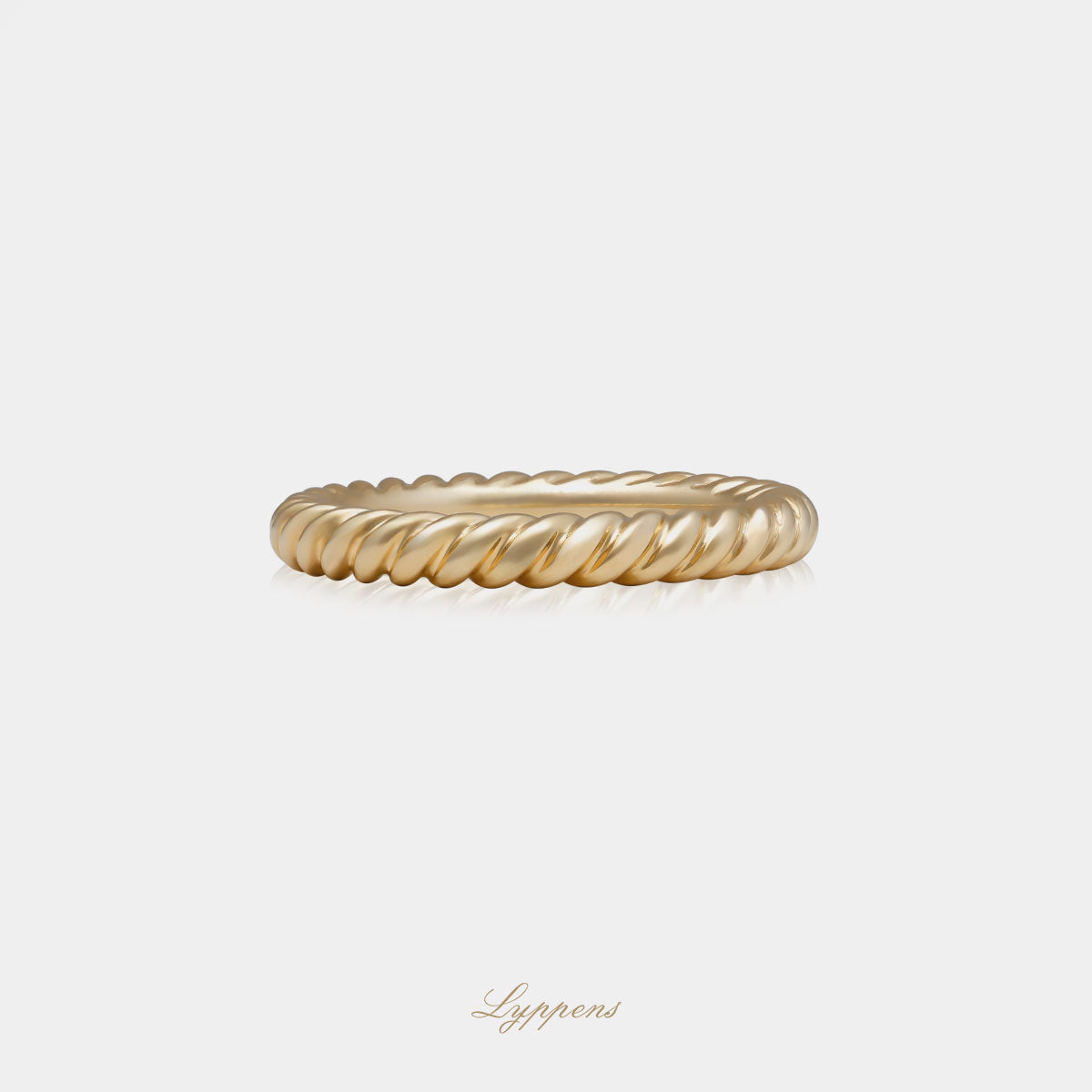 Geelgouden getorste ring met een breedte van 3.1mm.