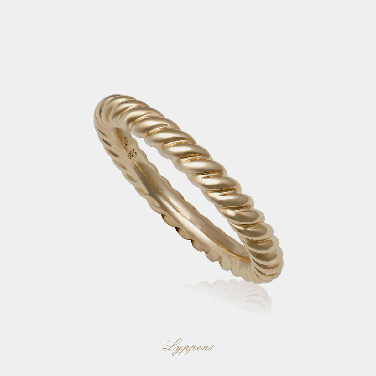 Geelgouden getorste ring met een breedte van 3.6mm.