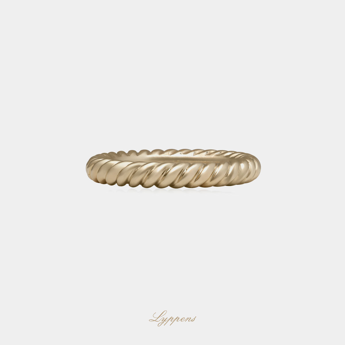 Geelgouden getorste ring met een breedte van 3.6mm.
