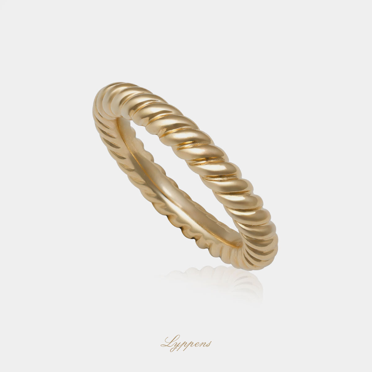 Geelgouden getorste ring met een breedte van 3.1mm.