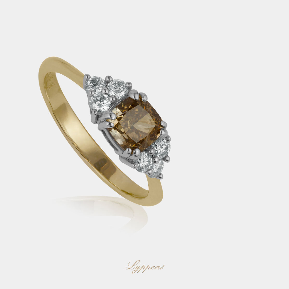 Geelgouden ring met bruine en witte diamant