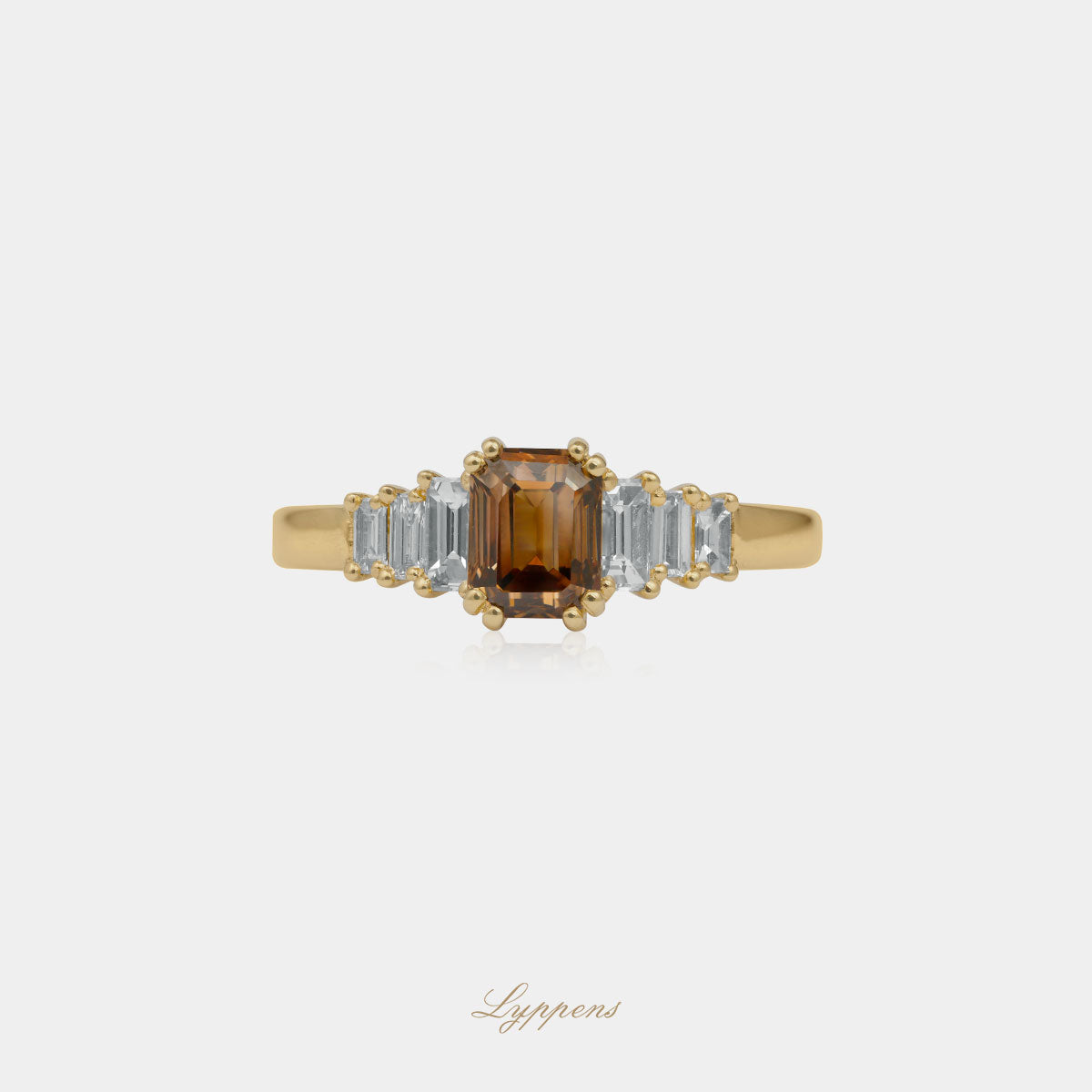 18kt geelgouden ring met smaragd geslepen bruine diamant 1.00 ct VS, geflankeerd door emerald geslepen diamanten 0.29 ct F VS1