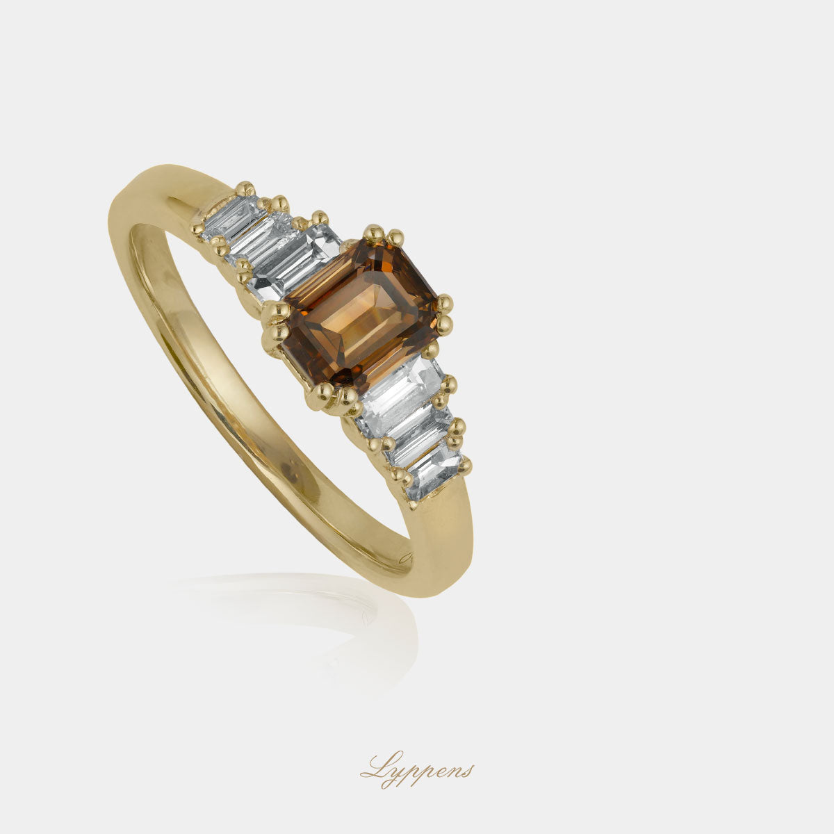Geelgouden ring met bruine diamant en emerald geslepen diamanten
