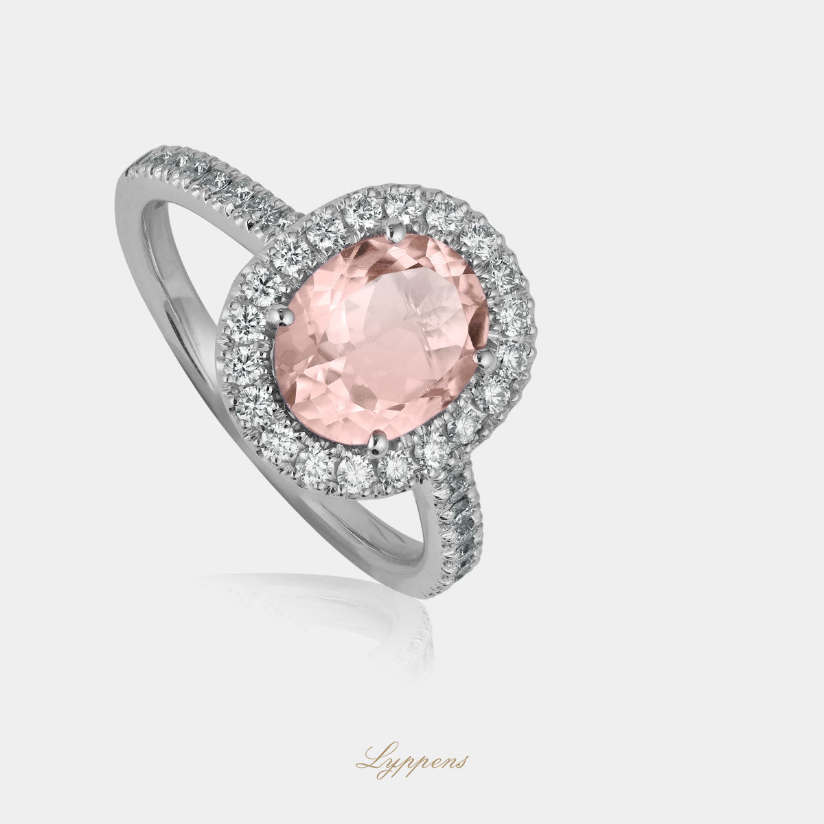 Witgouden entourage ring met ovaal geslepen morganiet en diamanten