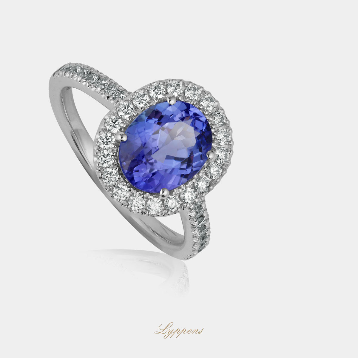 Witgouden entourage ring met ovaal geslepen tanzaniet en diamanten