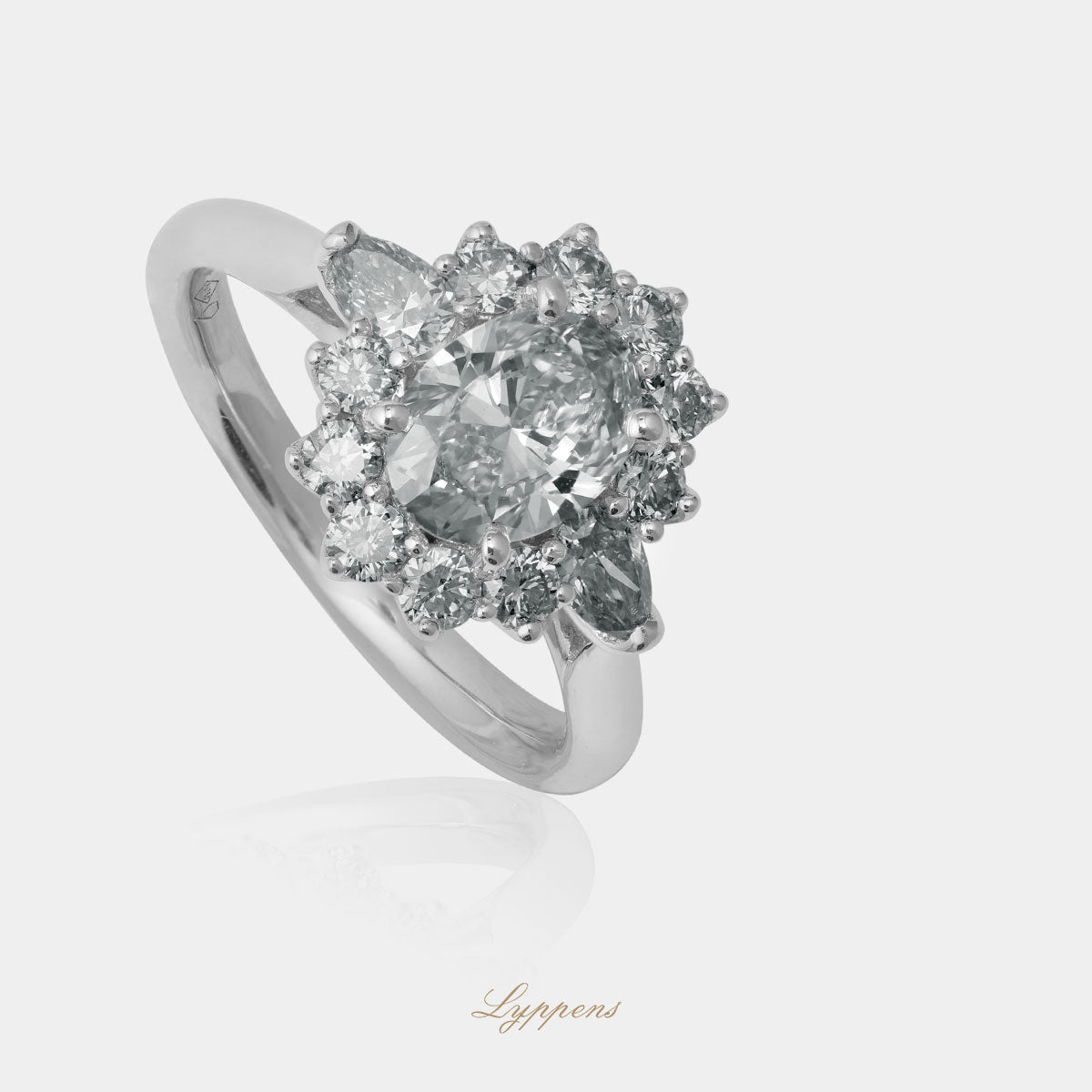 Witgouden entourage ring met ovaal diamant en entourage van briljant en peer diamanten