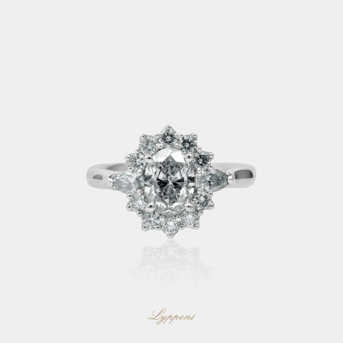 18kt witgouden entourage ring met ovaal gefacetteerde diamant 1.20 ct F VS1, GIA gecertificeerd, omringd door briljant en peer geslepen diamanten 0.84 ct G SI
