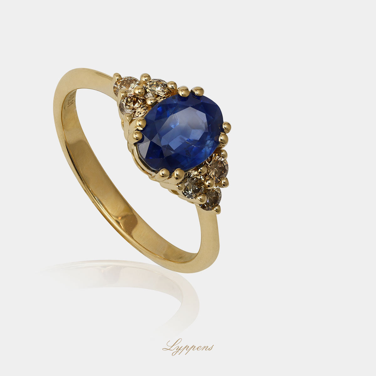 Yellow gold ring with sapphire and diamond