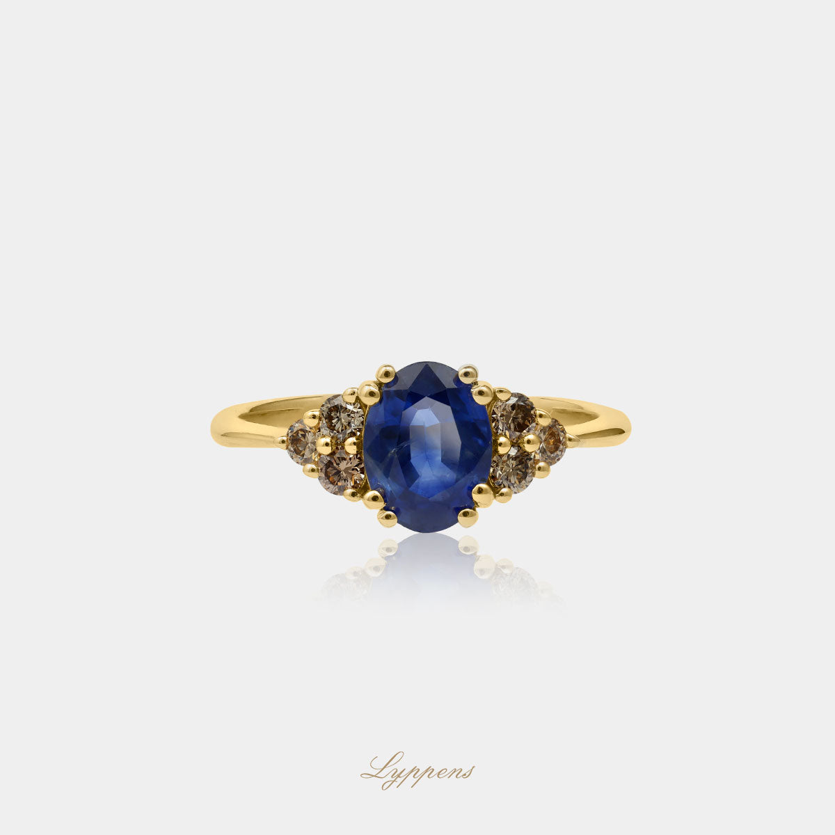 Yellow gold ring with sapphire and diamond