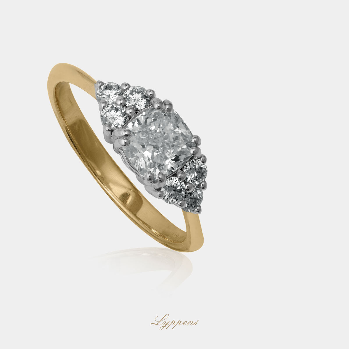 Geel- en witgouden ring met radiant geslepen diamant en briljant diamanten