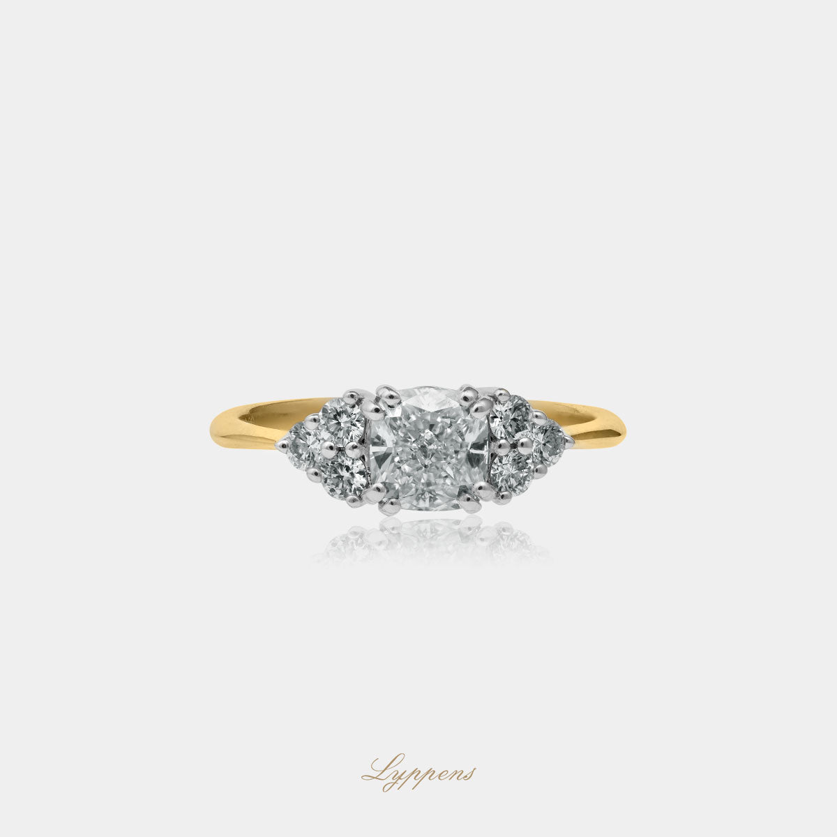 18kt geel- en witgouden ring met radiant geslepen diamant 1.01 ct H VS2, GIA gecertificeerd, geflankeerd door briljant geslepen diamanten 0.39 ct H SI