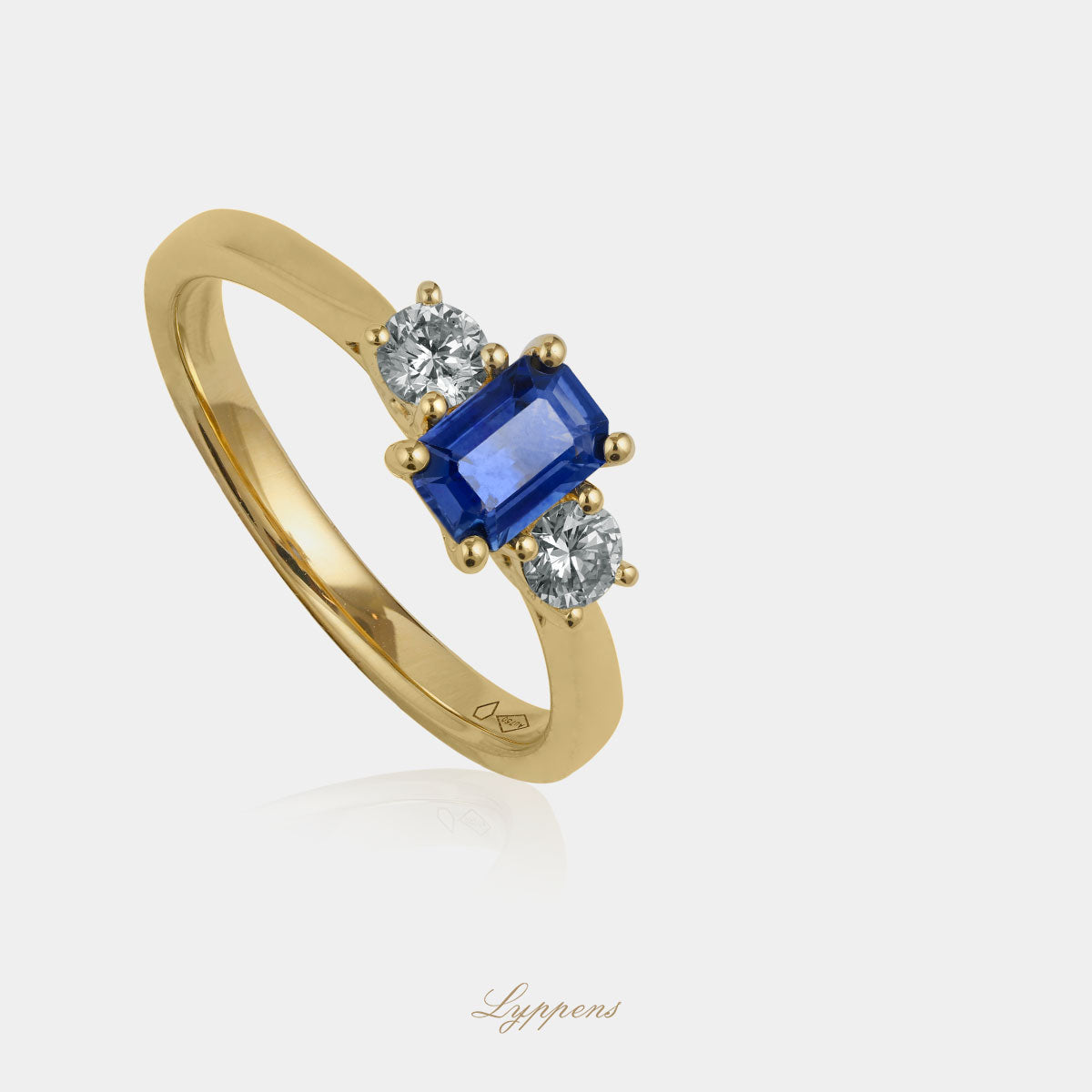 Yellow gold three-stone ring with sapphire and diamond