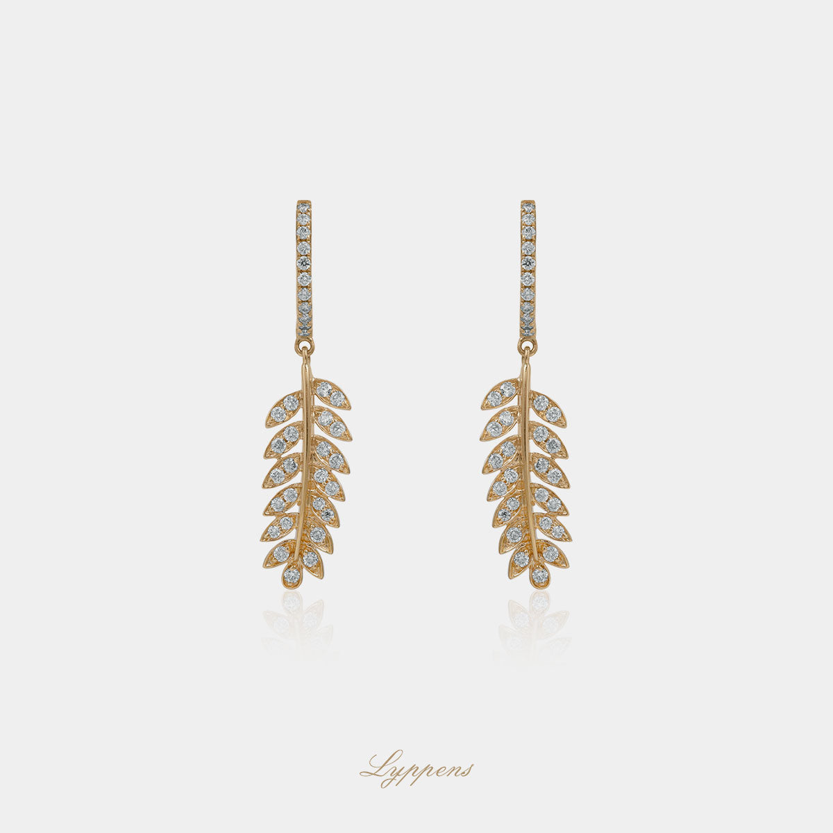 Geelgouden bladvorige oorhangers gezet met diamant.