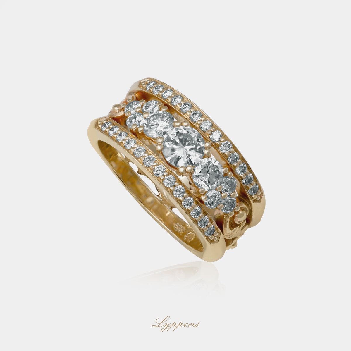 Geelgouden bandring gezet met briljant geslepen diamant, gedecoreerde met krullen.
