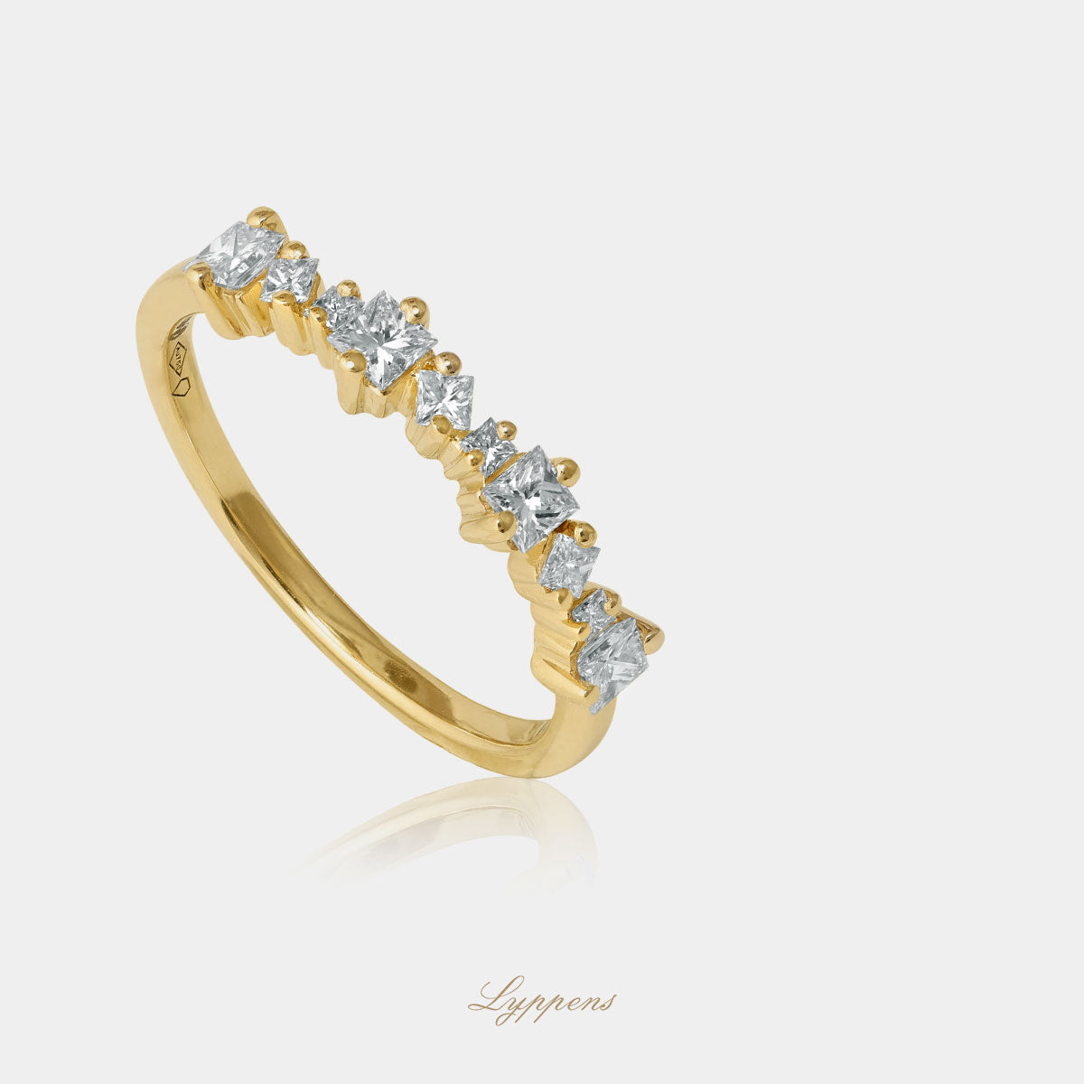 Yellow gold ring with diamonds
