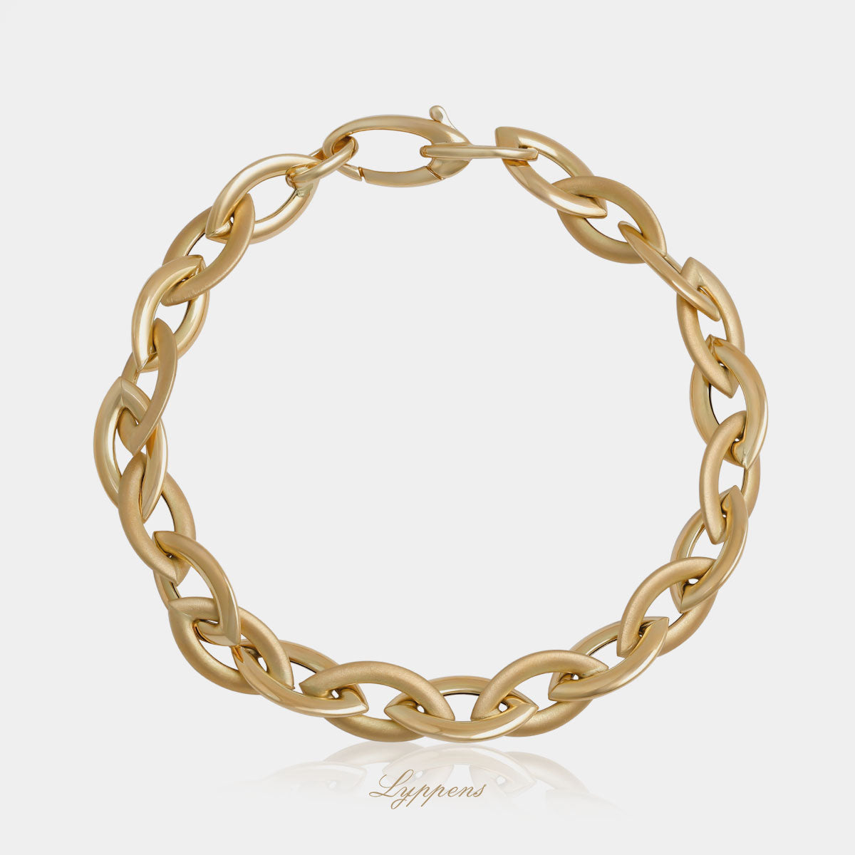 geelgouden fantasie schakelarmband met navette vormige schakels.