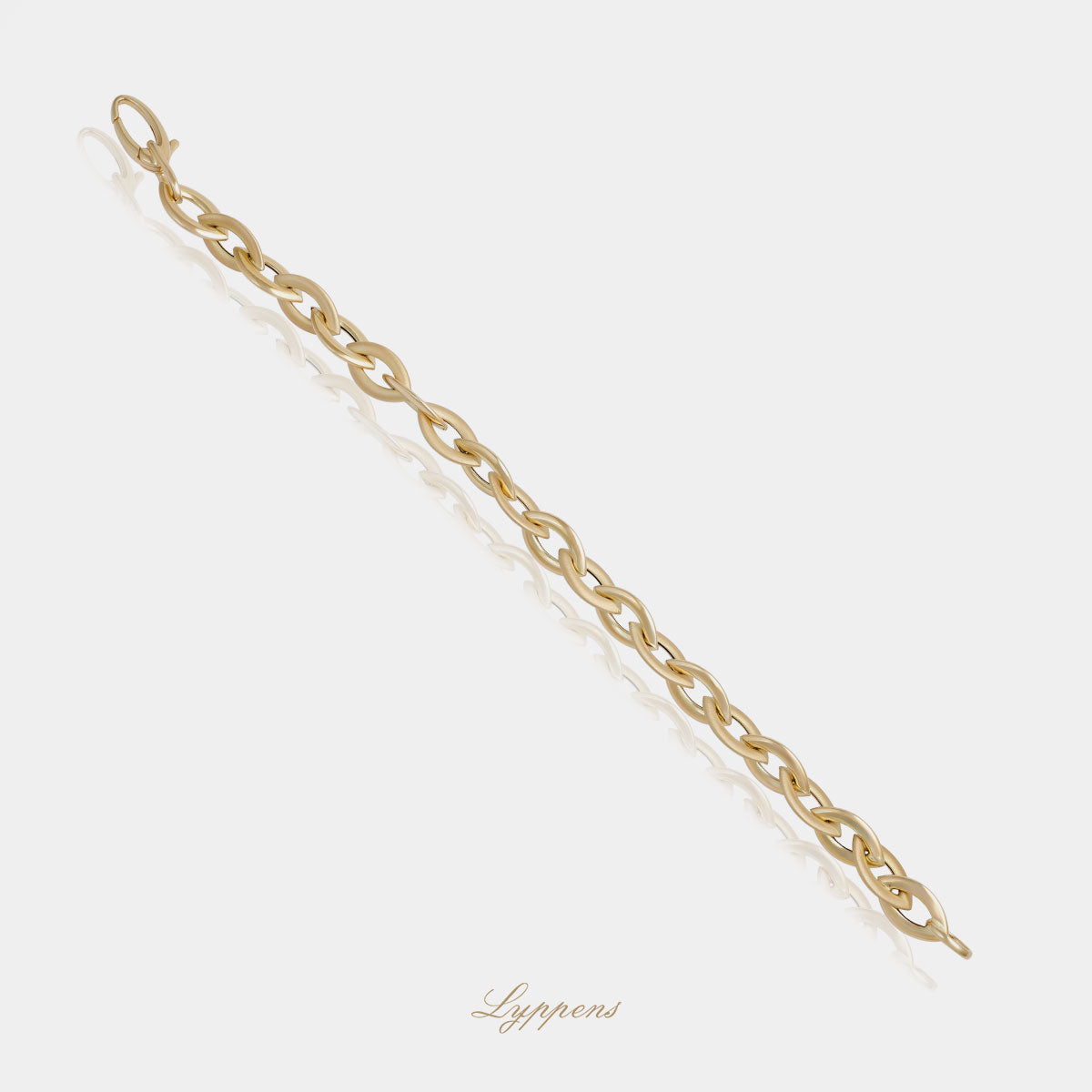 geelgouden fantasie schakelarmband met navette vormige schakels.