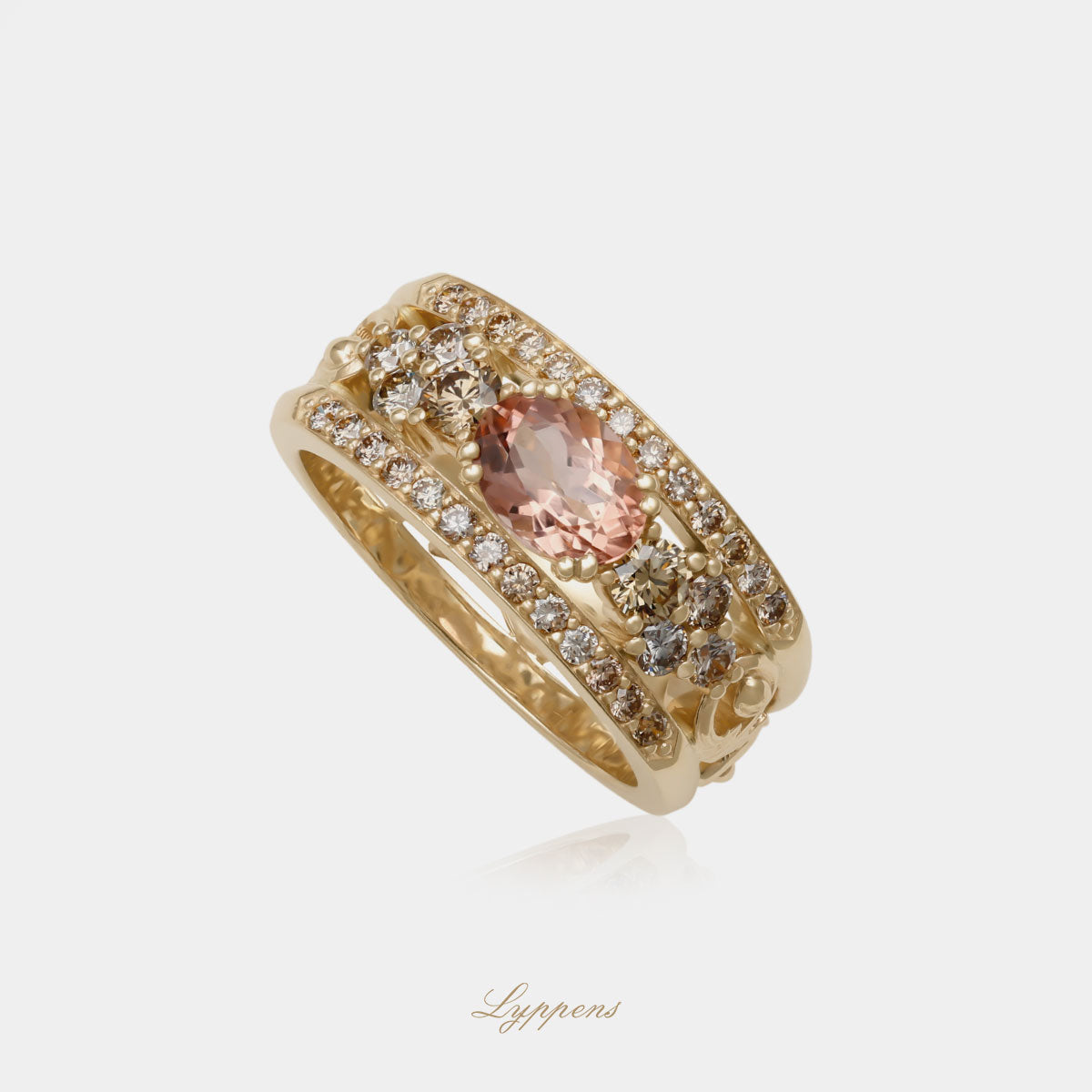 Elegante geelgouden bandring in 14 karaat met peach toermalijn en bruine briljant geslepen diamant, gedecoreerd met krullen, handgemaakt en verfijnd ontwerp.