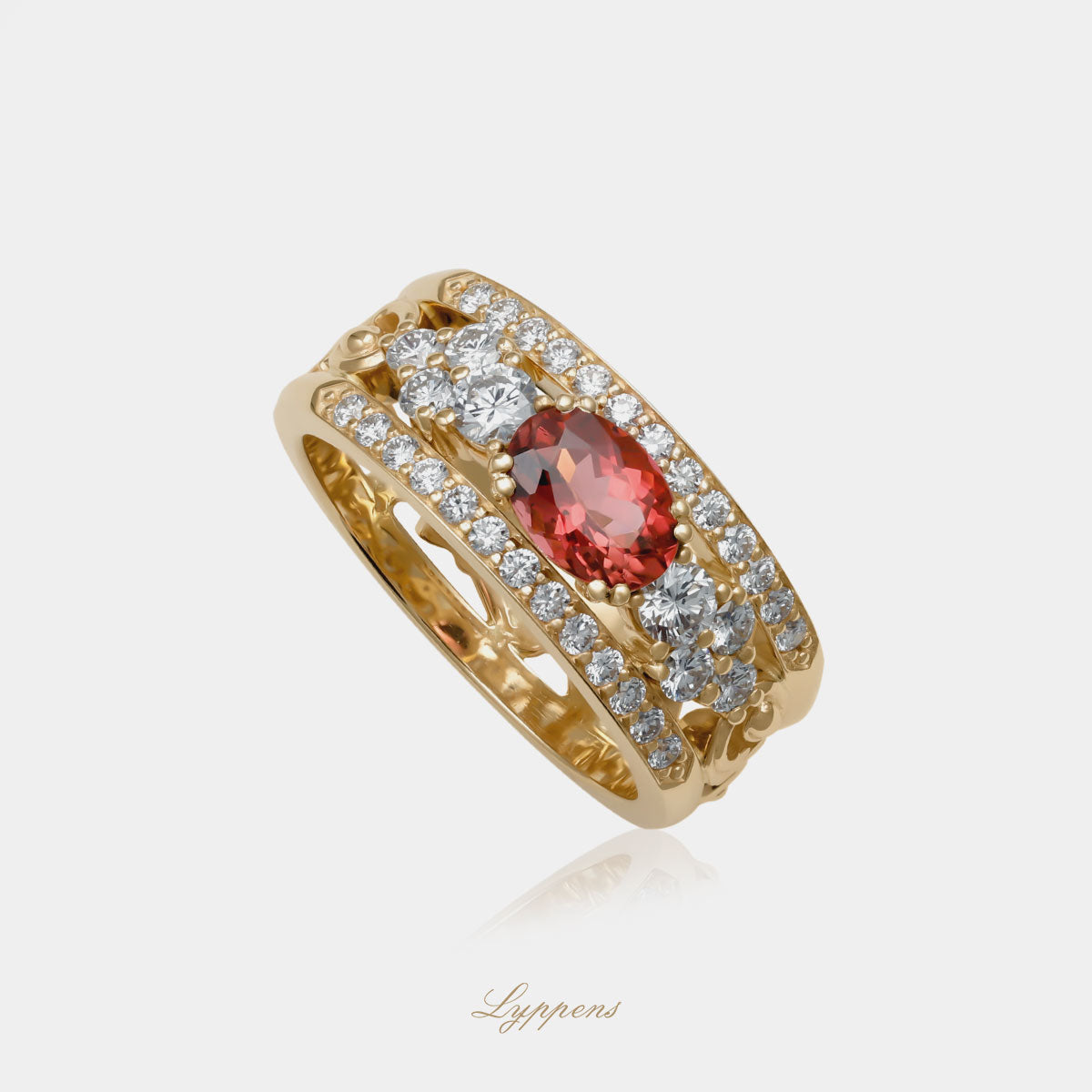 Elegante 14kt geelgouden ring met ovale toermalijn en briljant diamanten, totaal 0.62ct, kleur G, zuiverheid VS, verfijnde kruldecoratie.