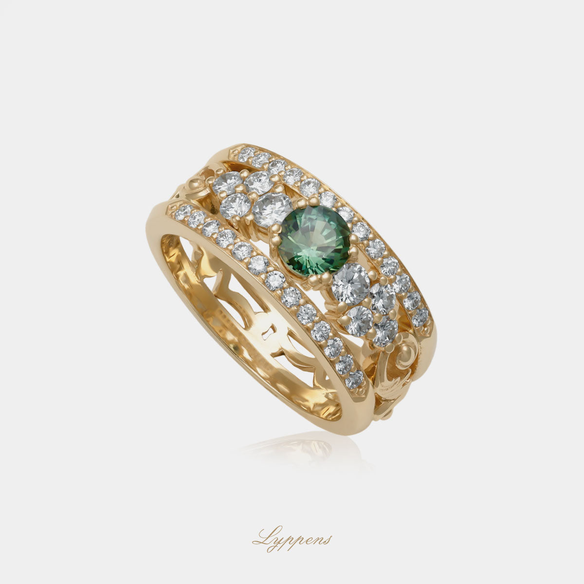 Handgemaakte geelgouden ring met groene saffier en briljant geslepen diamant, sierlijke kruldecoratie en verfijnde afwerking.