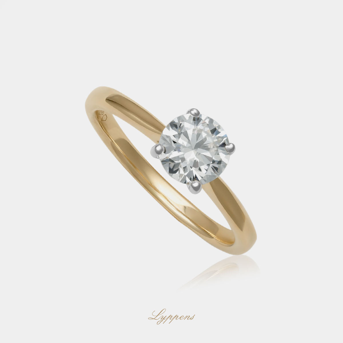 18kt geel- en witgouden solitair ring met een briljant geslepen diamant van 1.00ct, kleur I, zuiverheid SI2