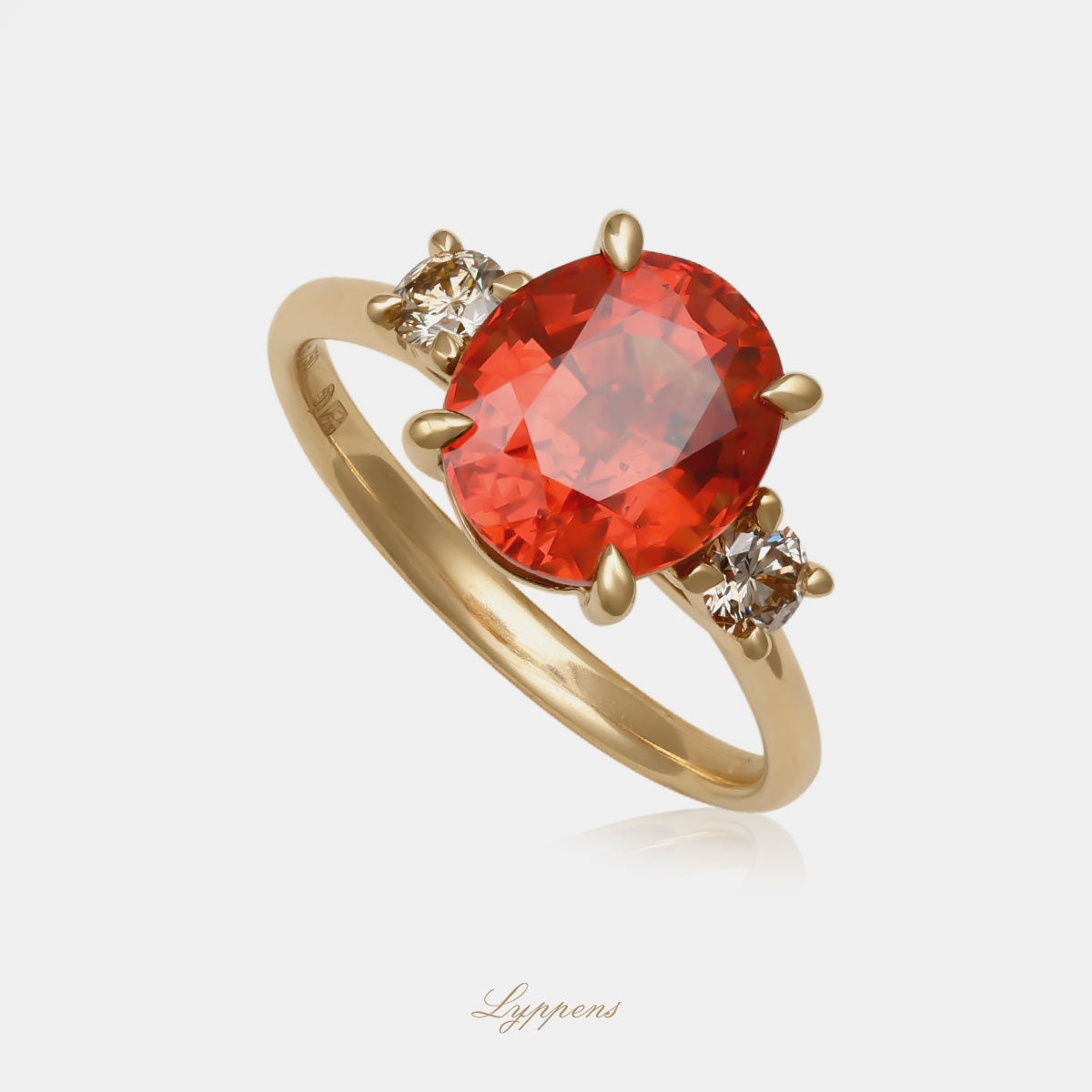 Geelgouden ring in 18 karaat met oranje saffier en bruine briljant geslepen diamanten, verfijnd ontwerp en geschikt als verlovingsring.