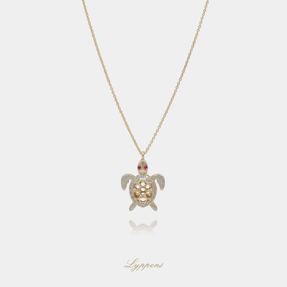 14kt geelgouden ankerschakel collier met schildpad hanger, gezet met 0.22ct diamant en robijn