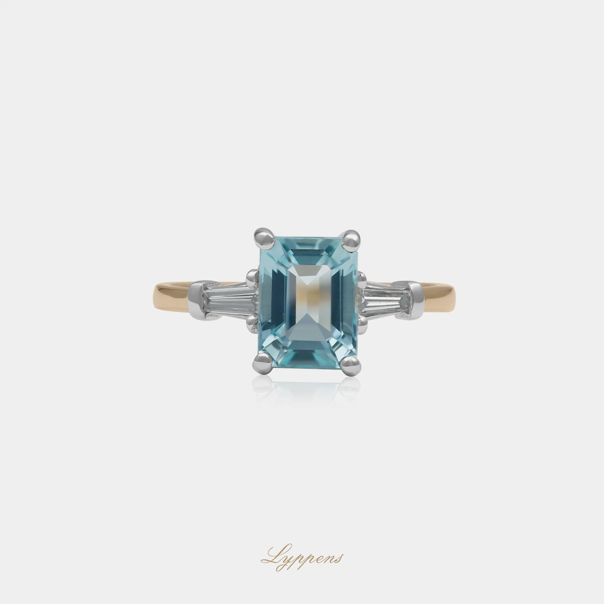 14kt geel-witgouden ring met rechthoekig geslepen aquamarijn en 0.18ct tapered baguette diamanten