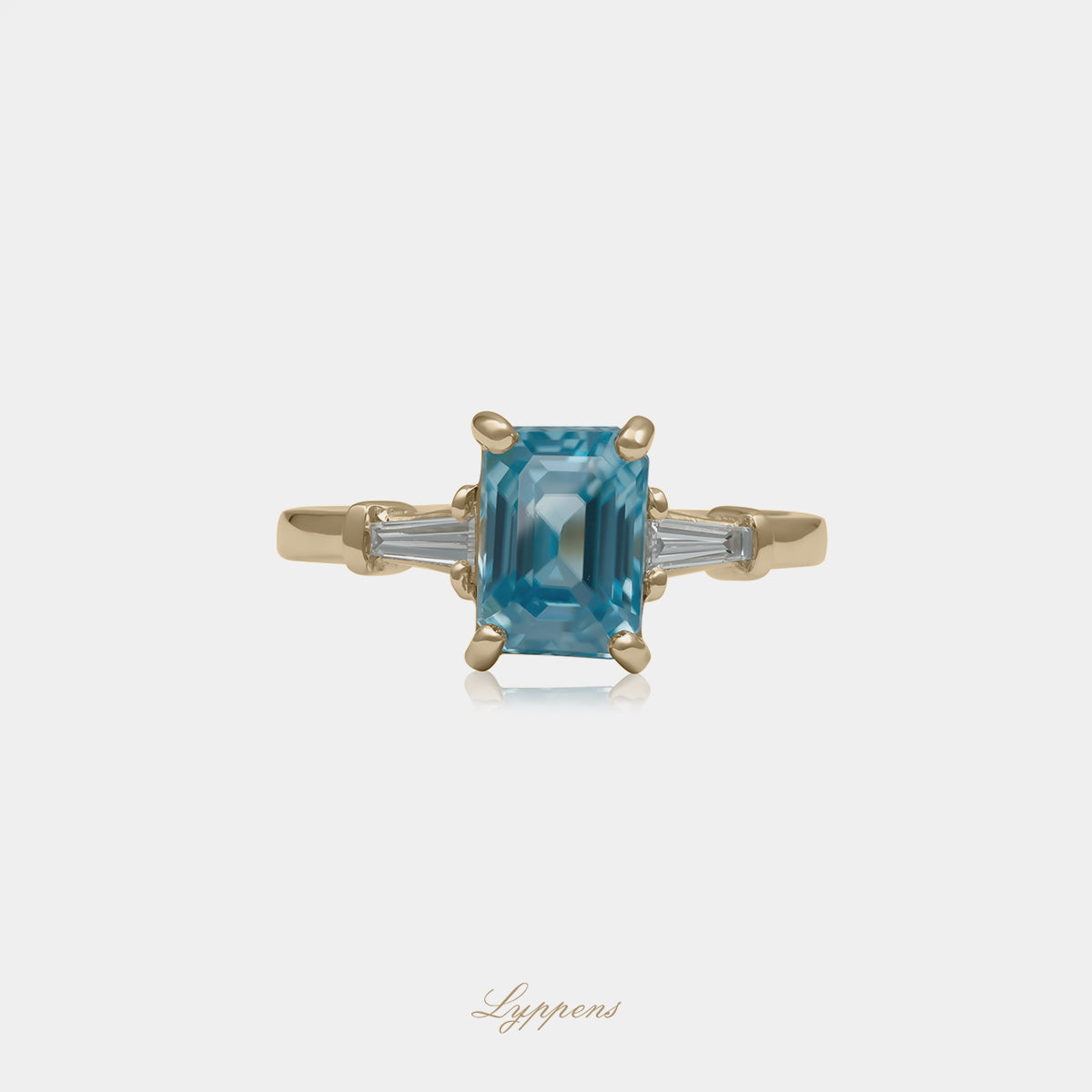 14kt geelgouden ring met rechthoekig geslepen blauwe zirkoon en 0.18ct tapered baguette diamanten