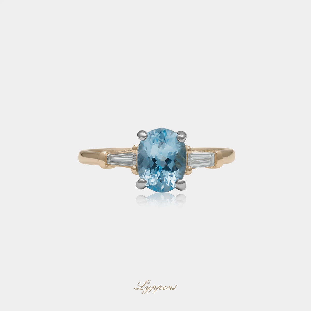 14kt geel-witgouden ring met ovaal geslepen aquamarijn en 0.18ct tapered baguette diamanten