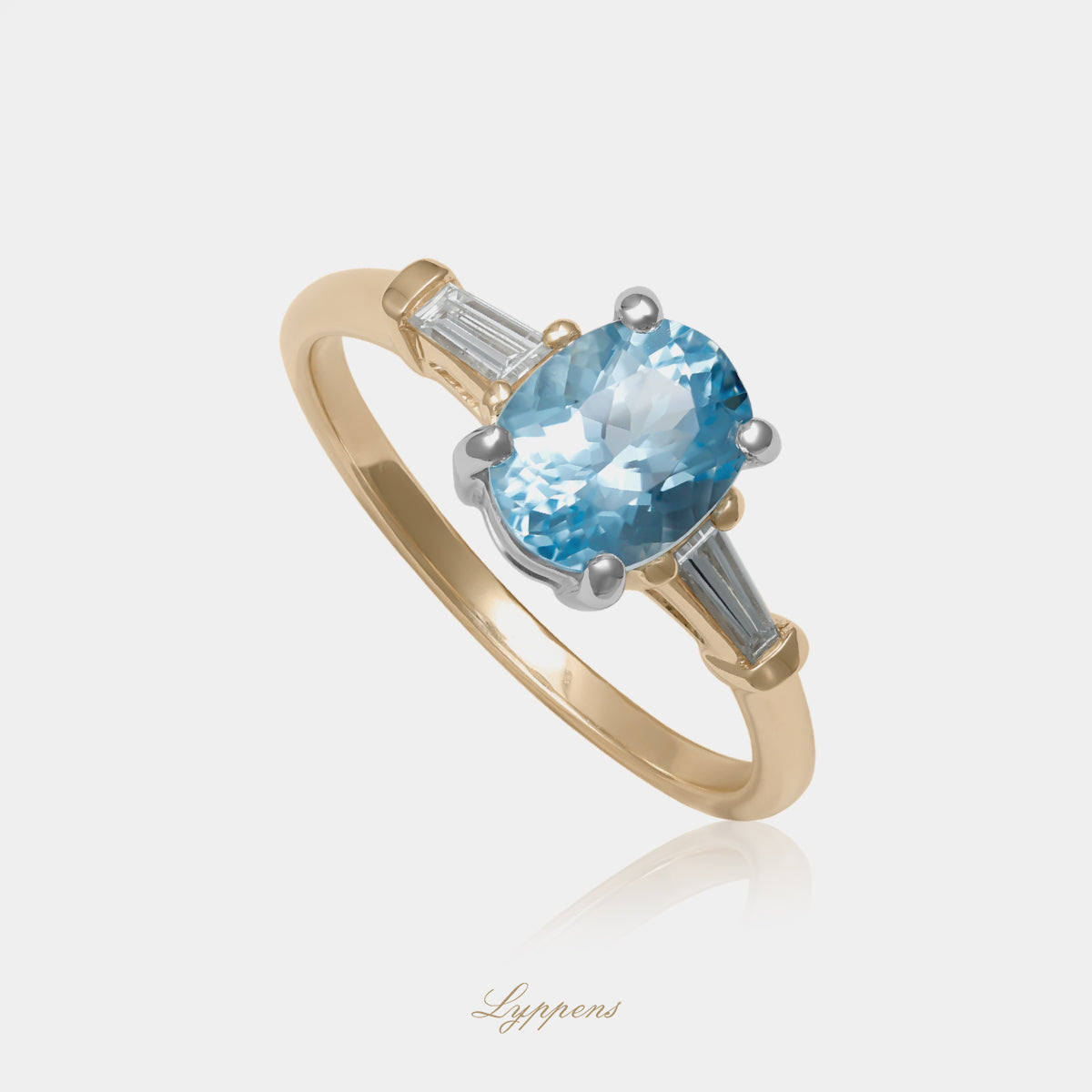 14kt geel-witgouden verlovingsring met aquamarijn en tapered baguette geslepen diamanten