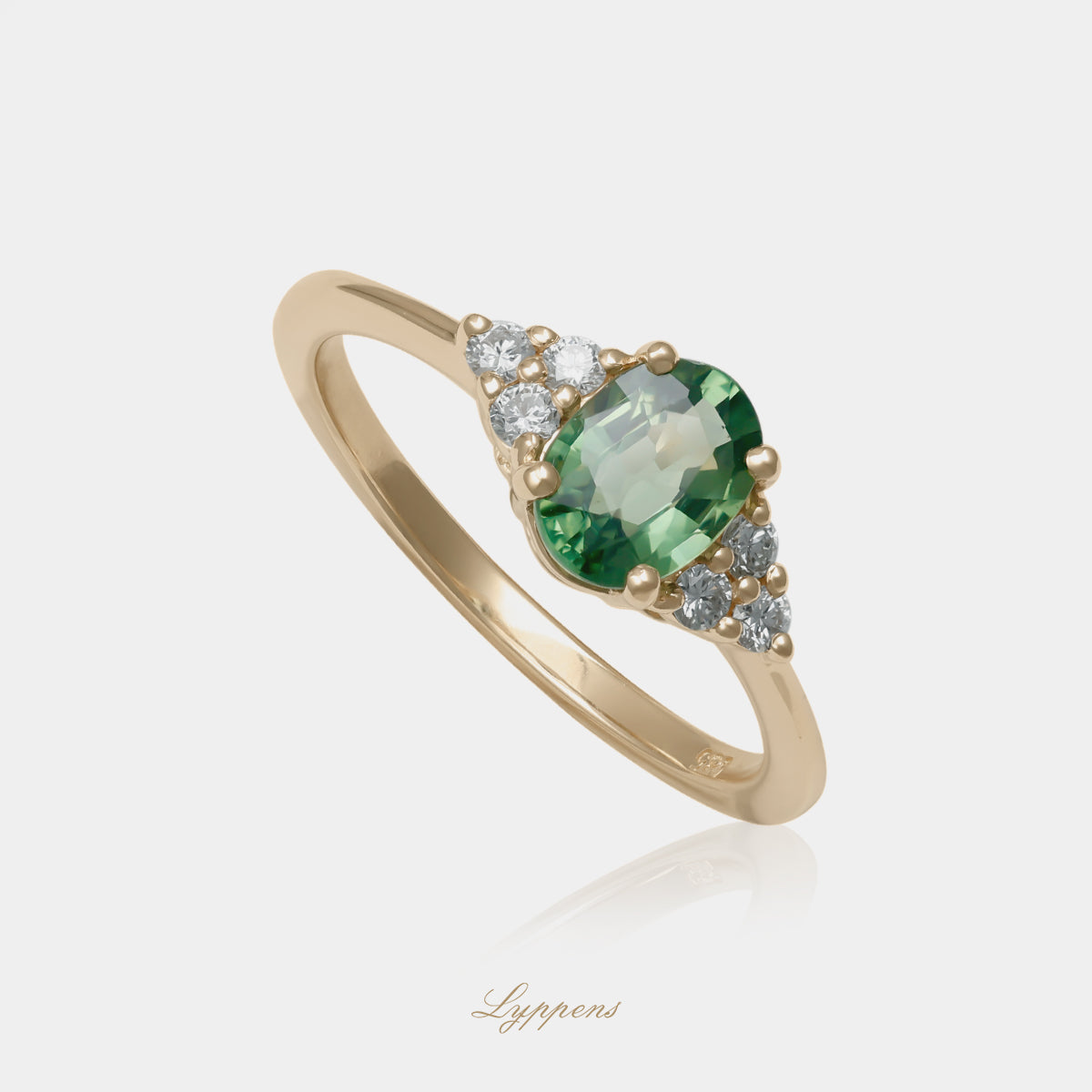 14kt geelgouden verlovingsring met groene saffier en diamanten zijstenen