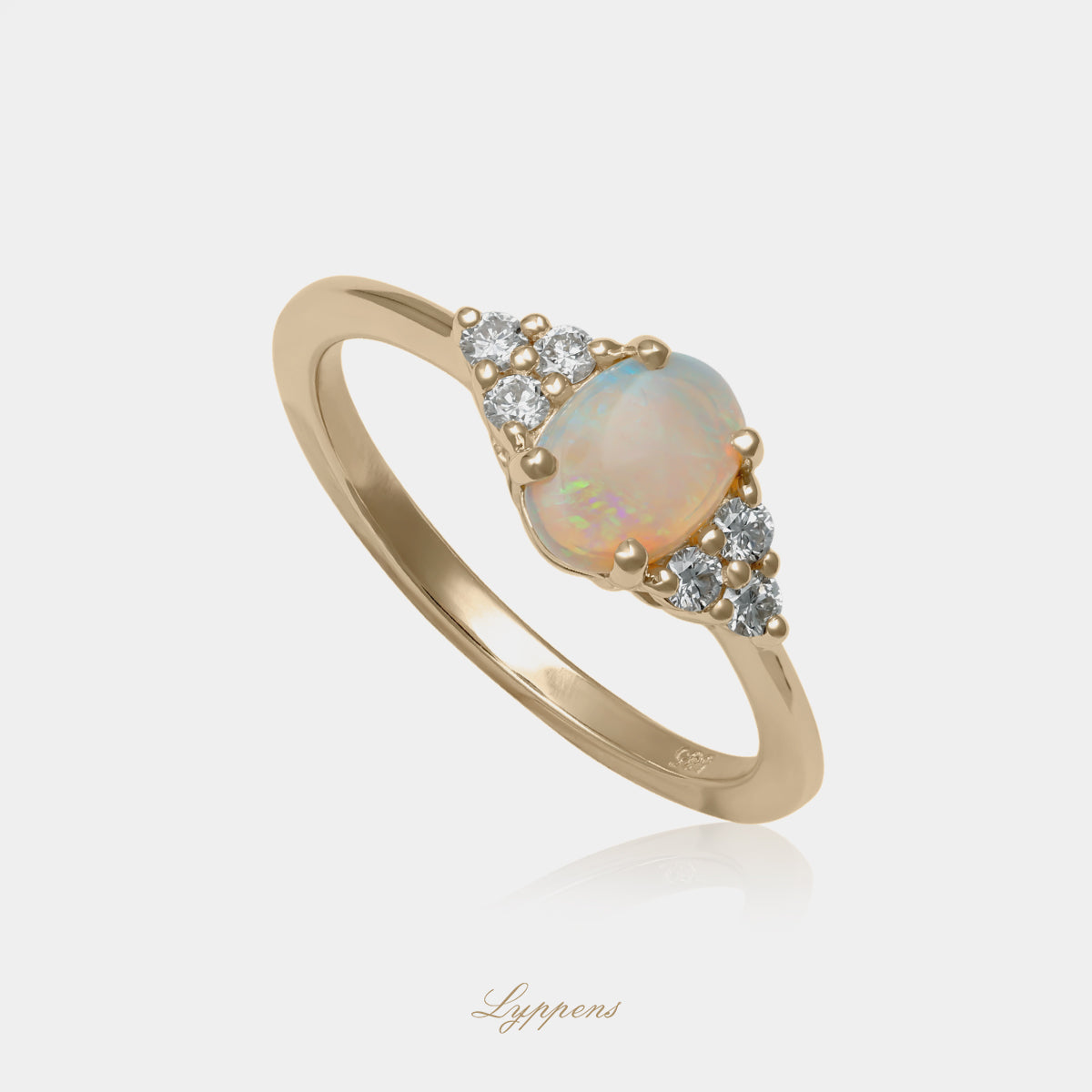 14kt geelgouden ring met ovaal opaal en briljant diamant 0.15ct H SI