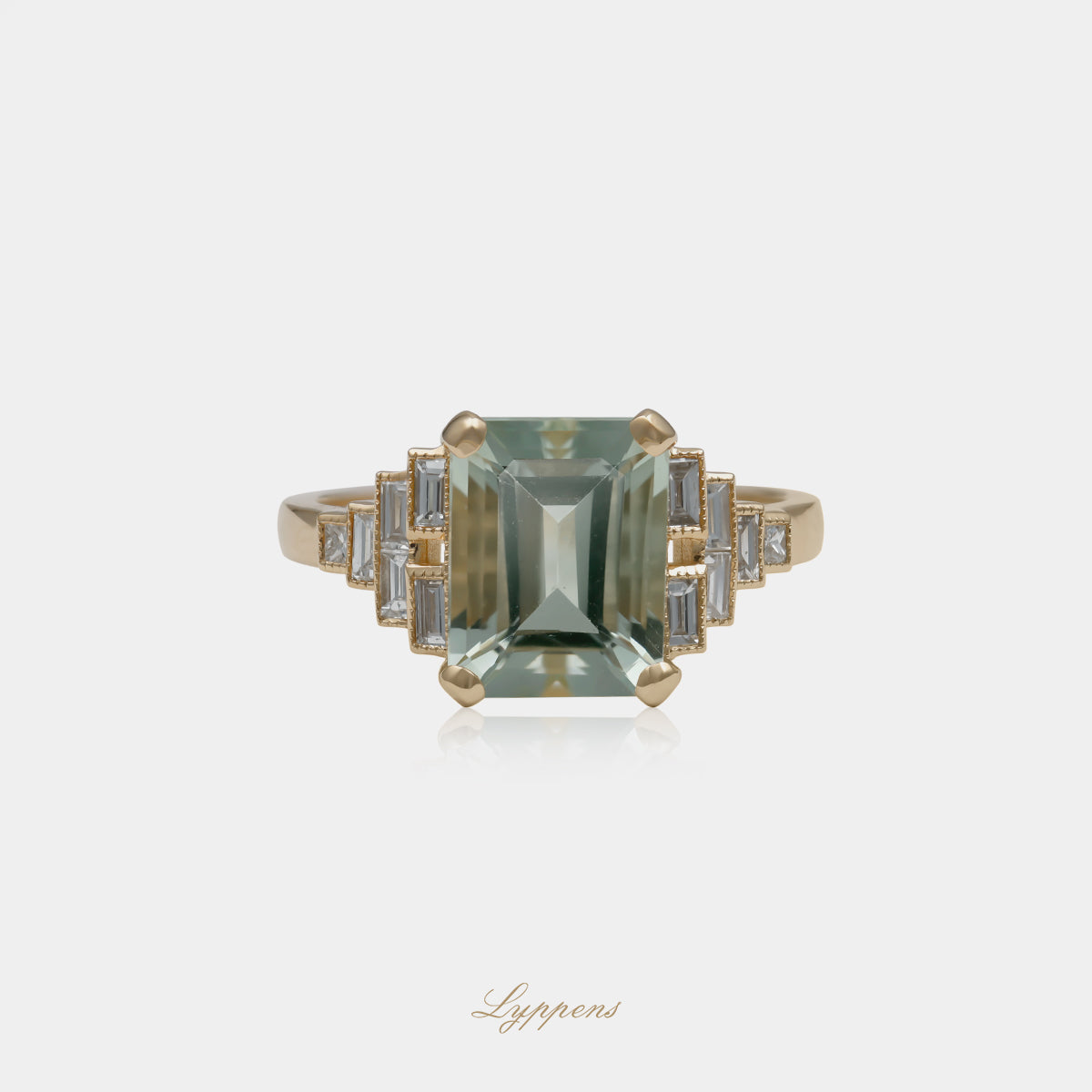 14 karaat geelgouden ring met prasioliet en baguette geslepen diamant zijstenen 0.34ct