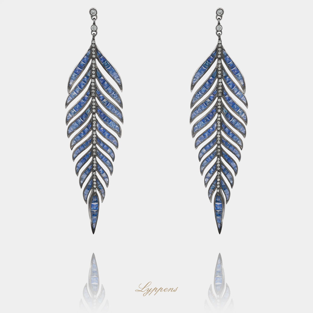 14kt witgouden zwartgerhodineerde veer oorhangers met 0.41ct briljant diamant en verloop blauwe saffier