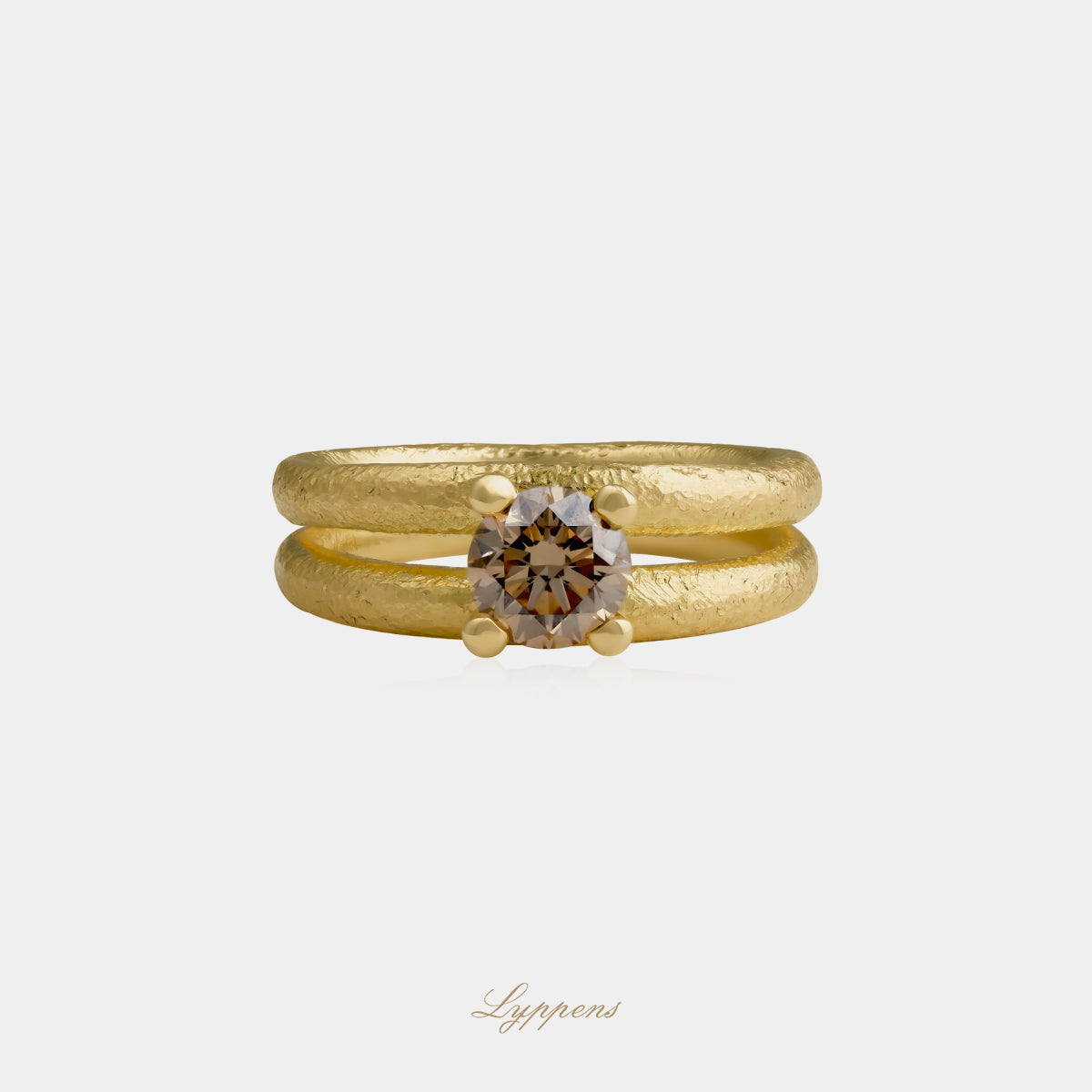 18kt geelgouden solitair ring met hamerslag, dubbele band en 1.02ct briljant geslepen bruine diamant