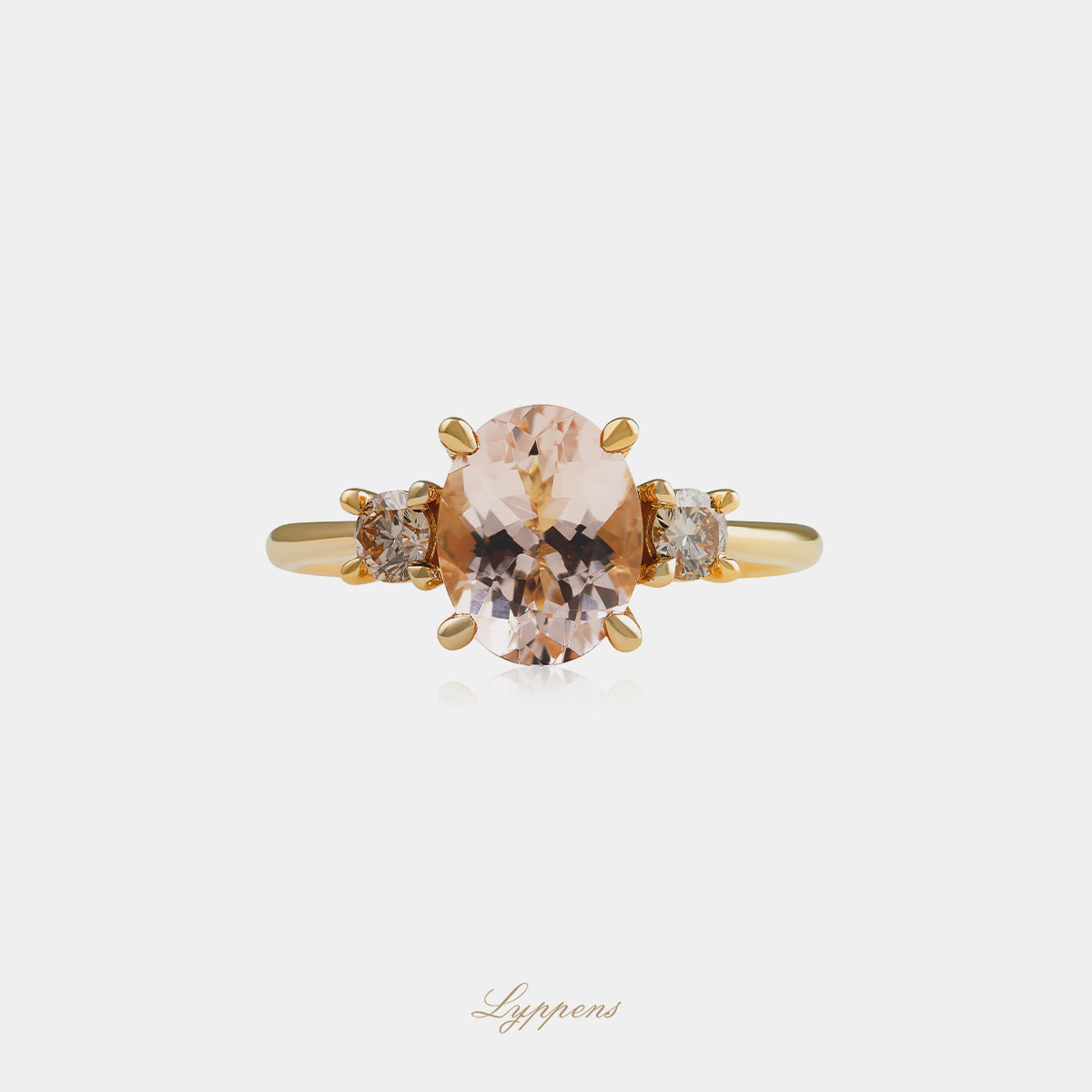 18kt geelgouden ring met ovaal geslepen morganiet en 0.24ct briljant geslepen bruine diamanten
