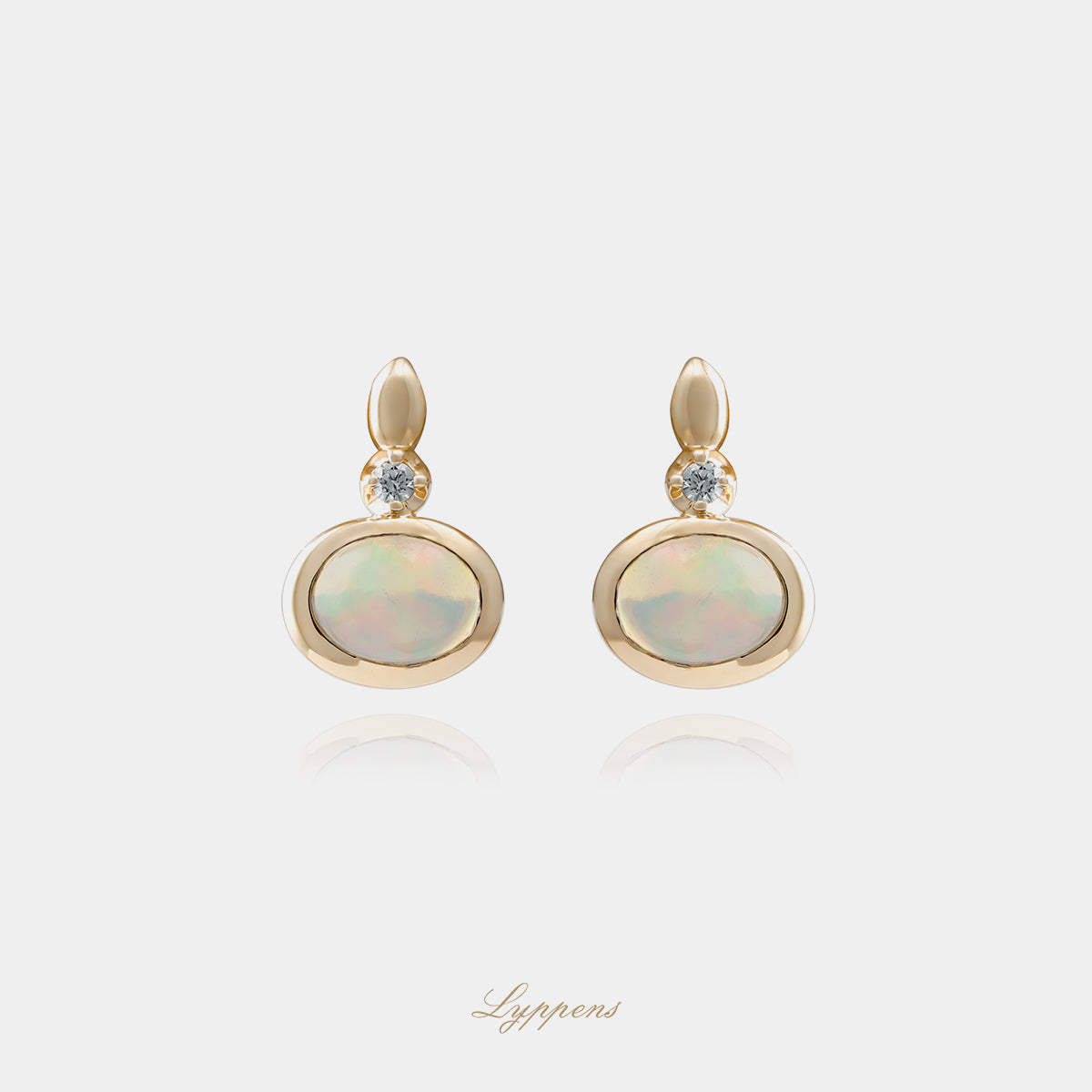 14kt geelgouden oorstekers met ovaal geslepen opaal en 0.06ct briljant geslepen diamanten