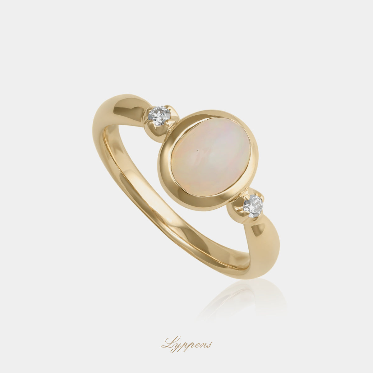 14kt geelgouden ring met opaal en subtiel briljant geslepen diamanten