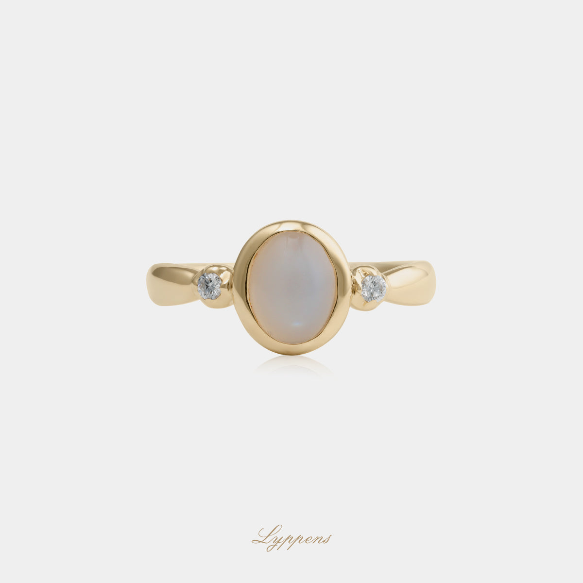 14kt geelgouden ring met ovaal geslepen maansteen en 0.06ct briljant geslepen diamanten