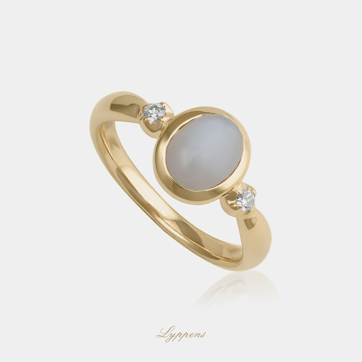 14kt geelgouden ring met maansteen en subtiel briljant geslepen diamanten