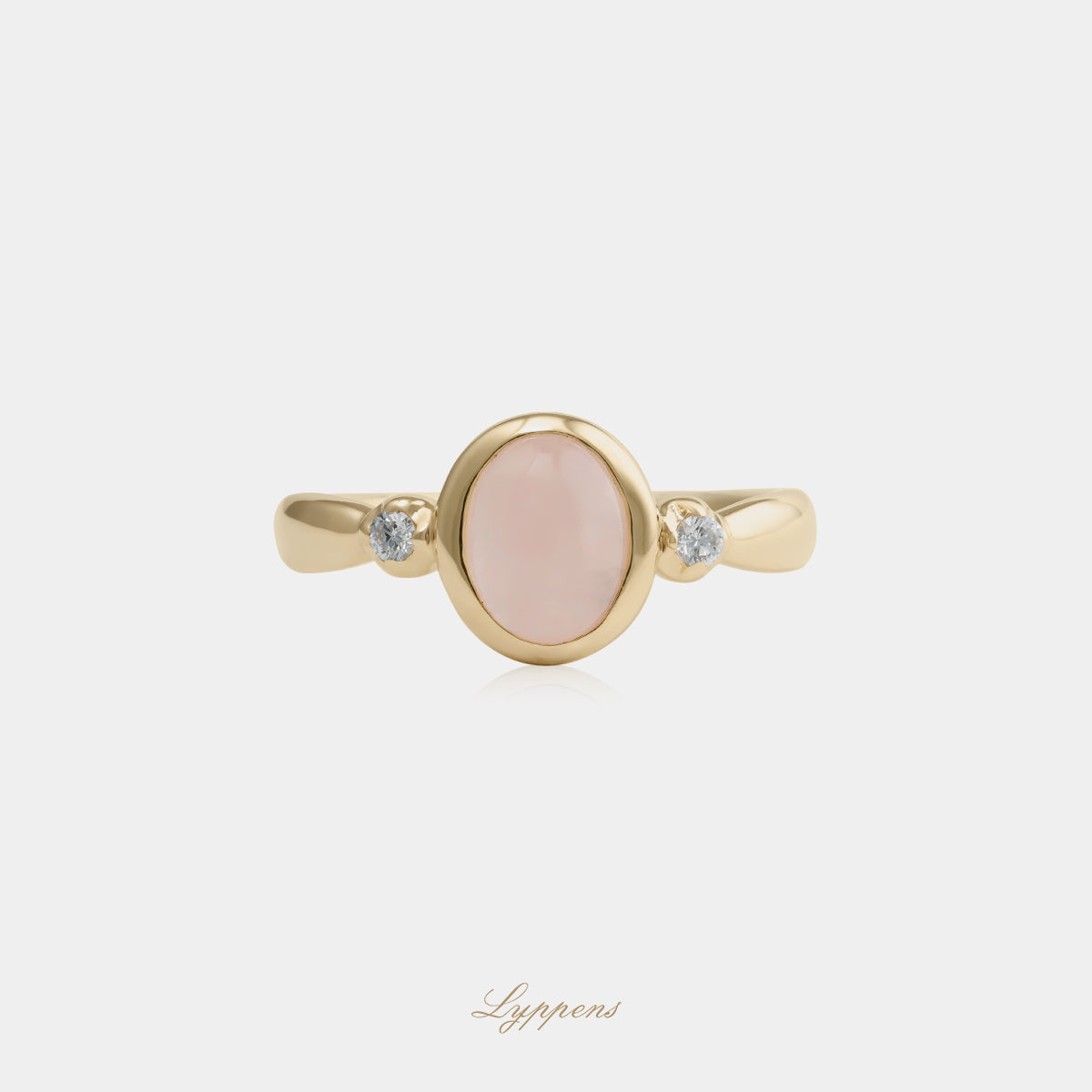 14kt geelgouden ring met ovaal geslepen rozenkwarts en 0.06ct briljant geslepen diamanten