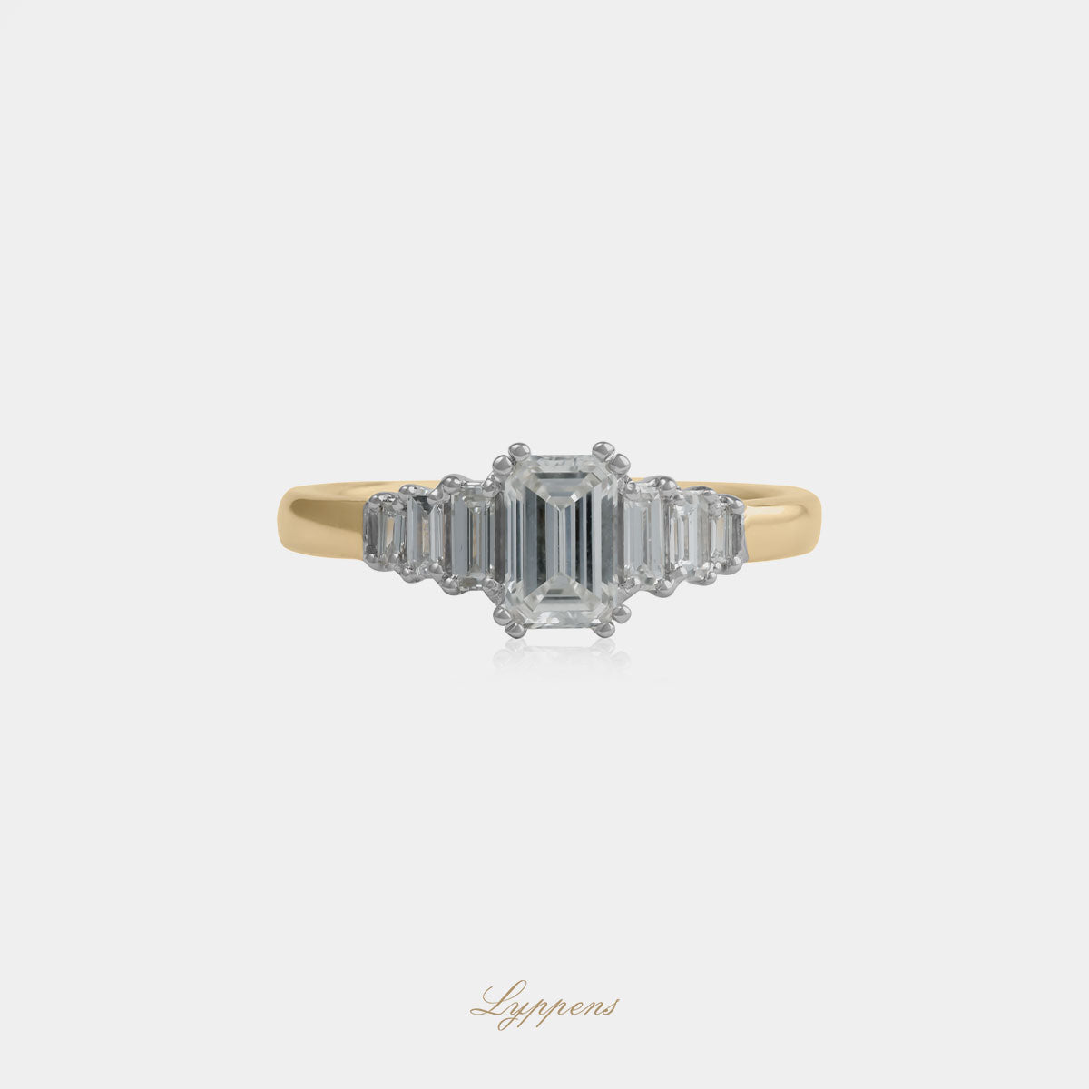 18kt geel- en witgouden ring met 0.65ct emerald geslepen GIA diamant en 0.30ct baguette geslepen diamanten